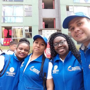 integrantes de k-hua con el uniforme del proyecto unidos