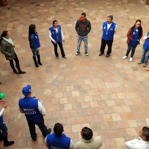 integrantes de k-hua con el uniforme del proyecto unidos