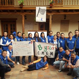 integrantes de k-hua con el uniforme del proyecto unidos