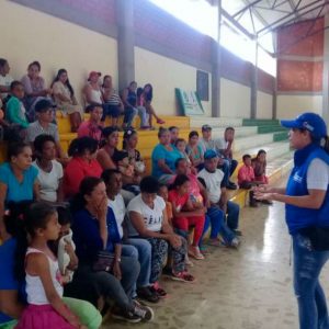 personas siendo encuestados por empleados de k-hua