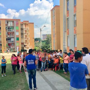 personas siendo encuestados por empleados de k-hua