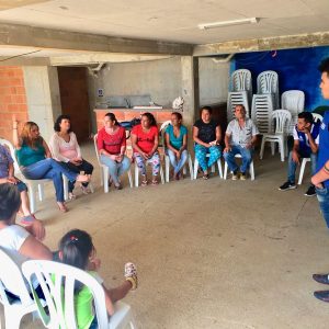 personas siendo encuestados por empleado de k-hua