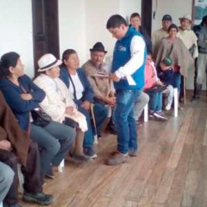 campesinos siendo encuestados por empleado de k-hua